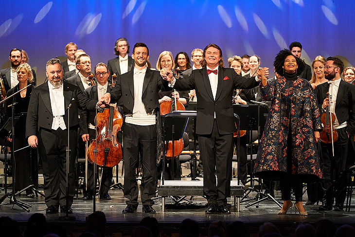 Antonio Fogliani, Emanuel Graf, Golda Schultz, Klaus-Florian Vogt  beim27. Advents-Benefizkonzert, Cuvilliés Theater, München, 10. Dezember 2022, Foto: Jens Hartmann/BMW